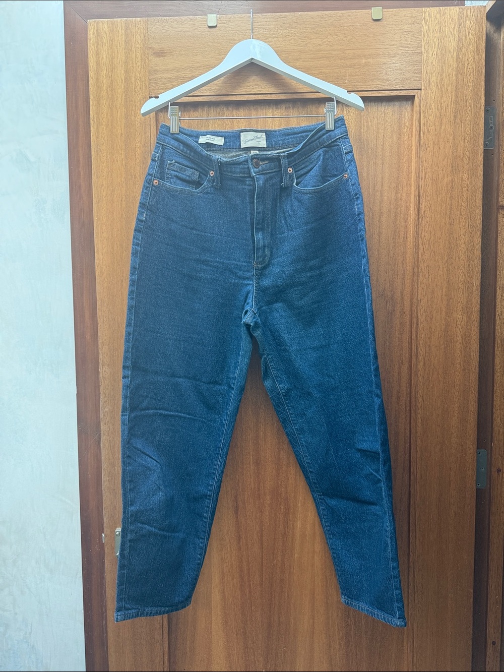 2 pairs of Universal Thread Women’s Boyfriend Jeans in Dark Blue and Light Blue - Picture 2 of 3